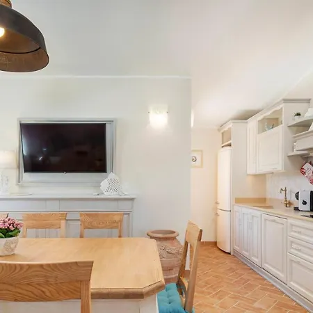 Gea 8, Emma Βίλα Costa Rei